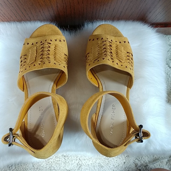 NWT Marc Fisher wedged sandals. Size 7 - Picture 8 of 9
